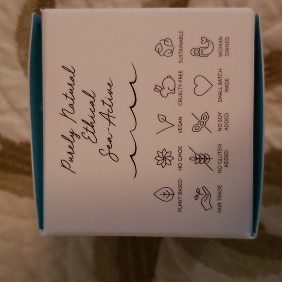 NIB Earth Harbor Glow Juice mask - Picture 2 of 4